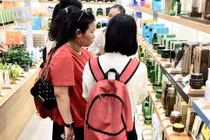 Mẹ tức điên khi phát hiện cả lô mỹ phẩm trong cặp con gái lớp 6 