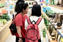 Mẹ tức điên khi phát hiện cả lô mỹ phẩm trong cặp con gái lớp 6 