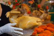 Mua lễ vật cúng Rằm tháng Giêng tại chợ 'nhà giàu' Hà Nội