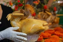 Mua lễ vật cúng Rằm tháng Giêng tại chợ 'nhà giàu' Hà Nội