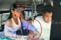 Người phụ nữ giành vô lăng rồi đạp tới tấp vào người tài xế gây phẫn nộ