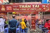 Hà Nội: Người dân xếp hàng dưới mưa rét chờ mua vàng từ 3h sáng