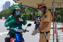 Shipper ở TP HCM bắt đầu đeo bảng tên, băng tay