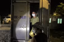 Tài xế giấu bố trong xe chở hải sản, trốn trạm kiểm soát vào Hải Phòng