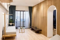 Căn hộ 55m2 rộng rãi không ngờ nhờ vách ngăn nan gỗ 