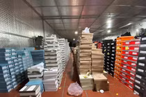 Cận cảnh kho hàng lậu rộng hơn 10.000m2 chuyên livestream bán hàng