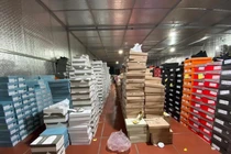 Cận cảnh kho hàng lậu rộng hơn 10.000m2 chuyên livestream bán hàng