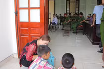 Xót xa những đứa trẻ đến tòa chứng kiến bố mẹ thành bị cáo