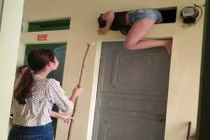 Mất chìa khóa, cô gái chơi liều trèo qua ô thông gió vào phòng như ninja