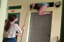 Mất chìa khóa, cô gái chơi liều trèo qua ô thông gió vào phòng như ninja