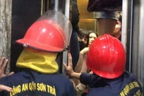 8 người bị mắc kẹt trong thang máy lúc rạng sáng