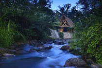 Ngôi nhà bằng tre bên suối đẹp như chốn bồng lai