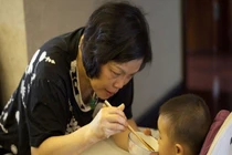 Phát hiện mẹ chồng chăm cháu đúng kiểu "mì ăn liền"