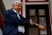 Tân tổng thống Mexico “nghèo” nhưng hãy nhìn vợ ông ấy...