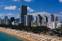 Giữa cao điểm dịch COVID-19, Hàng nghìn người vẫn tắm biển Nha Trang 