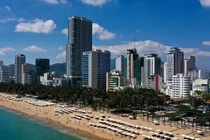 Giữa cao điểm dịch COVID-19, Hàng nghìn người vẫn tắm biển Nha Trang 