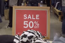 Bóc mẽ chiêu móc túi khách của nhân viên bán quần áo