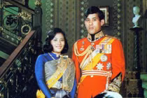 Quốc vương Thái Lan: Bỏ ái phi, "trị" vợ cũ ngoại tình, từ mặt con trai... 
