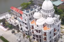 Ngỡ ngàng lâu đài gỗ lim hơn 200 tỷ của đại gia Ninh Bình