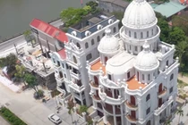 Ngỡ ngàng lâu đài gỗ lim hơn 200 tỷ của đại gia Ninh Bình