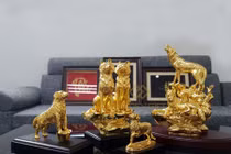 Quà Tết hình chó mạ vàng chục triệu dành cho đại gia Việt
