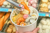 Lẩu ly tự chọn siêu rẻ chỉ bằng một gói mì... có gì bổ béo?