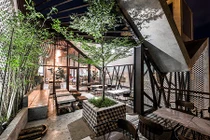 Quán cà phê khung thép ngập sắc xanh ở Hà Nội