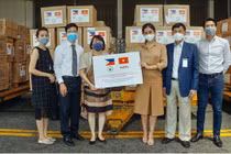 Tỷ phú Johnathan Hạnh Nguyễn tặng 750.000 khẩu trang y tế cho Phillippines