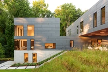 Nhà khối hộp bừng sáng dưới ánh nắng mặt trời