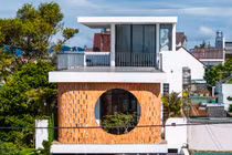 Thiết kế cửa sổ tròn, nhà Lâm Đồng đẹp “nghiêng ngả” trên báo ngoại