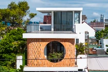 Thiết kế cửa sổ tròn, nhà Lâm Đồng đẹp “nghiêng ngả” trên báo ngoại