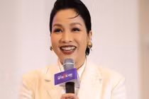 Phản ứng của diva Mỹ Linh khi bị bàn tán chuyện đi bộ vào sảnh họp báo 