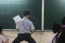 Sở hữu chiều cao vượt trội, nam sinh đành phải xoạc chân khi lên bảng