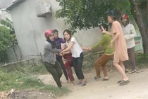 Truy tố 5 người lột đồ kéo lê 1 phụ nữ trên đường