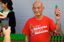 Ông chủ gốc Việt của tương ớt Sriracha bị thu hồi tại Úc là ai?