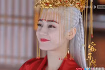 Tranh cãi 2023: Bạch Lộc bị chê 'phèn', Địch Lệ Nhiệt Ba bị stylist hại 