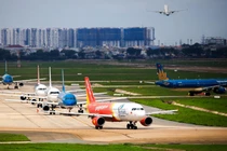 Sân bay Tân Sơn Nhất tắc mặt đất, kẹt trên trời
