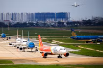 Sân bay Tân Sơn Nhất tắc mặt đất, kẹt trên trời