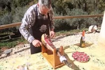 Đại gia chi hơn 102 triệu đồng ăn giăm bông đắt nhất hành tinh 