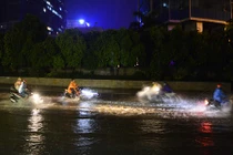 Ảnh: Mưa lớn gần 100mm, Hà Nội lại thành...sông