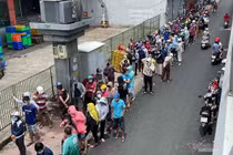Đội nắng xếp hàng cả tiếng chờ vào siêu thị, cửa hàng thực phẩm ở TP.HCM