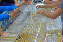 Giá vàng hôm nay 5/10: Vọt lên khi cổ phiếu quốc tế “đỏ” sàn