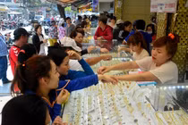 Bên trong khu chợ bán vàng “bình dân” độc nhất Sài Gòn