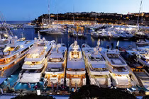 Choáng váng cuộc sống siêu giàu ở quốc gia 1/3 dân là triệu phú