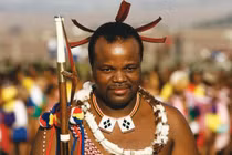 Giật mình thú chơi “đốt tiền” của ông vua nước nghèo nhất Châu Phi