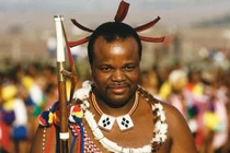 Giật mình thú chơi “đốt tiền” của ông vua nước nghèo nhất Châu Phi