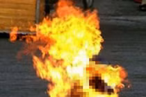 Hà Nội: Đang đi xe đạp trên đường, cụ ông 70 tuổi bất ngờ đổ xăng tự thiêu 