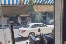 Chơi sốc: Dùng xe Mercedes tiền tỷ chạy Grab kiếm 33.000 đồng