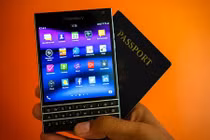 Nhìn lại các đời điện thoại BlackBerry từng gây sốt