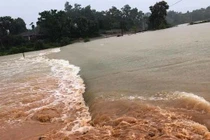 Hà Tĩnh: Thủy điện xả nước cuốn trôi cầu, dân tất tả ôm lợn, gà chạy lũ